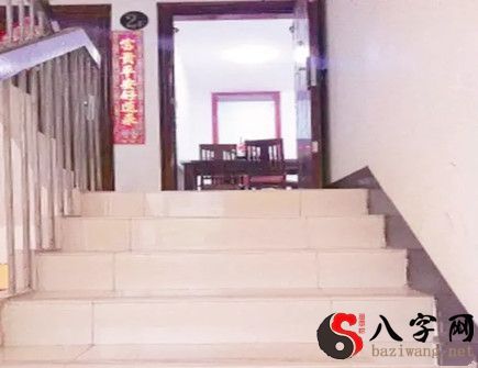 Feng Shui effect of the door against the stairs