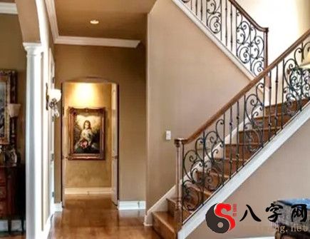 Feng Shui effect of the door opposite the stairs