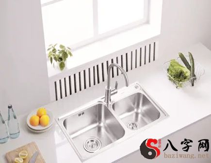 A kitchen door into the sink Feng Shui OK