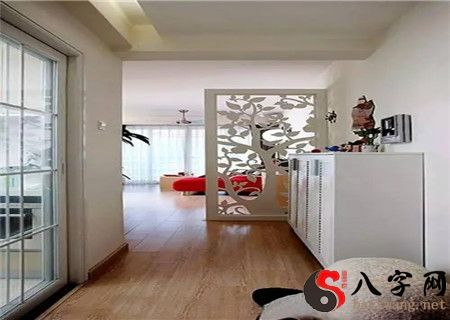 How to solve the problem of the main door facing the balcony