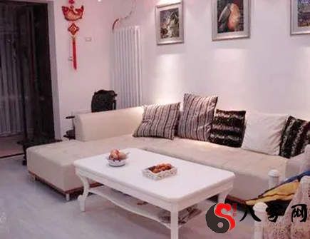 Is it good feng shui to have the front door to the sofa?
