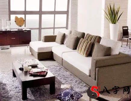 Is it good feng shui for the front door to face the sofa?