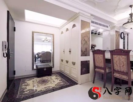 Is it good feng shui to hang a mirror in your entryway?