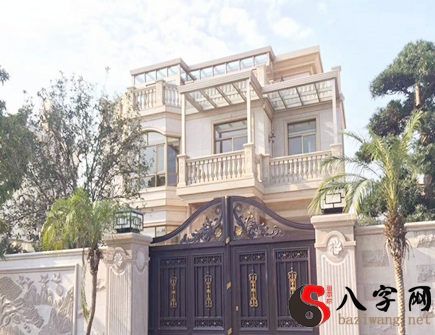 Villa door facing the northeast direction is good
