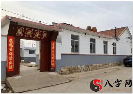 The best direction of the gate for rural house building